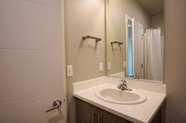 Building Photo - Modern Studio with Floor to Ceiling Windows!