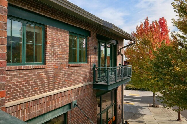 Building Photo - 706 SW Industrial Way