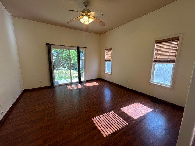 Building Photo - 3bed 3bath Great Meridian Location!