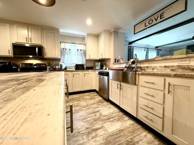 Building Photo - Spacious 5-Bedroom Home on Half an Acre