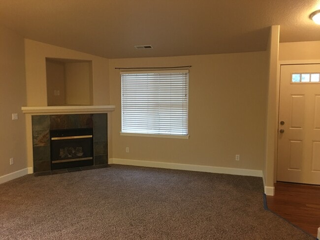 Building Photo - Single level home in Foxborough!