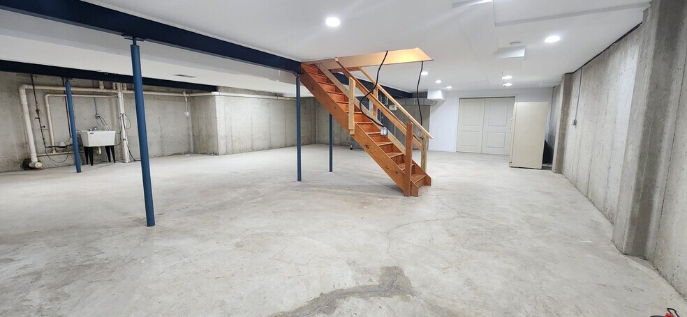 Building Photo - 1038 Boeshore Cir