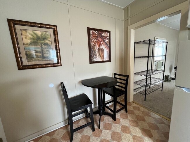 Building Photo - Furnished Downtown Mid Term Rental near East Hill