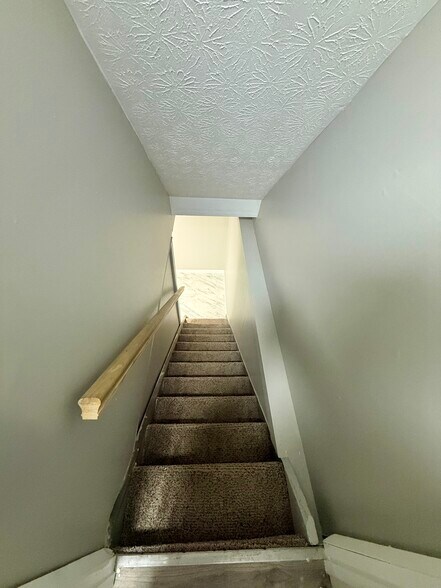 Building Photo - 5584 Chatford Dr