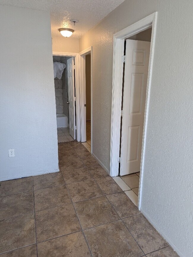 Building Photo - Lovely 3 bed 2 bath duplex