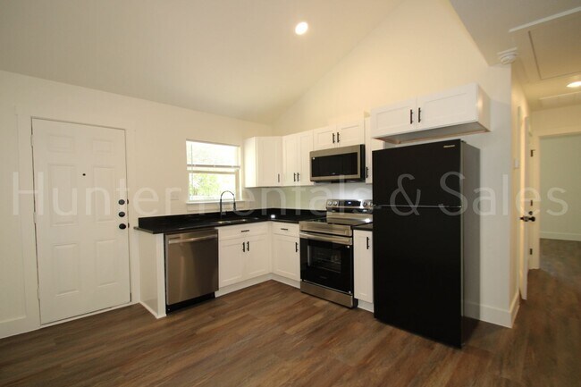 Building Photo - 1811 Elkins Ave