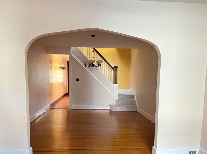 Dining room - 915 W 33rd St