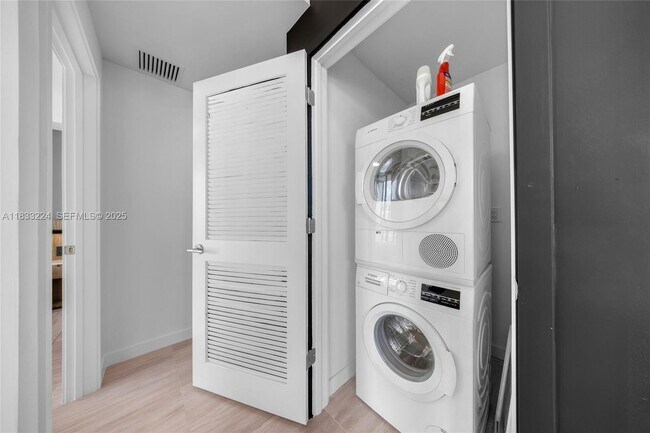 Building Photo - 580 72nd St