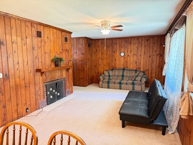 Building Photo - Charming 2 BR house in quiet Normal neighborhood