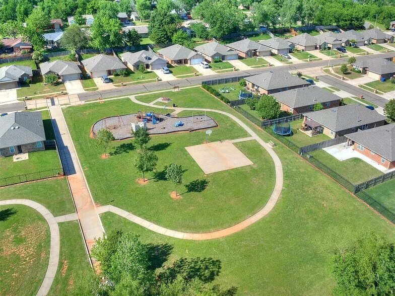 Building Photo - 2404 Deer Chase Dr