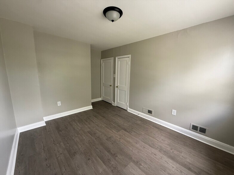 Building Photo - 1330 Woodbourne Ave