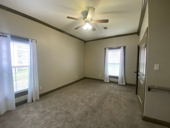 Building Photo - Charming 2bed/2bath Home