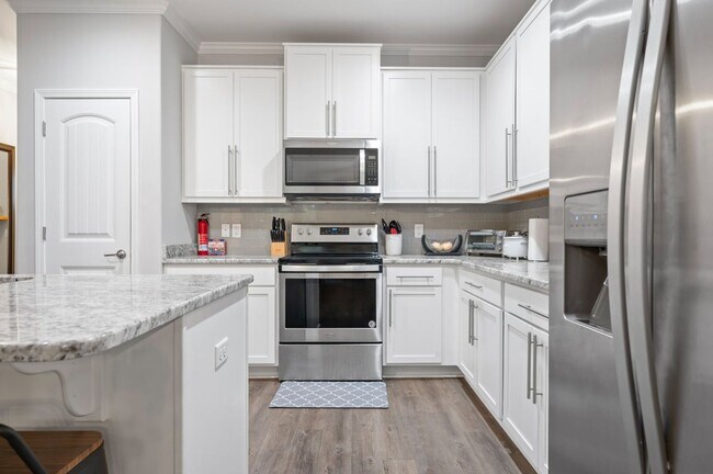 Building Photo - Furnished rental/Short Term Available