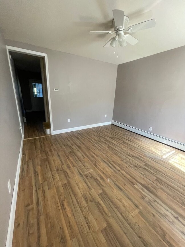 Building Photo - 2 bedroom 1 bathroom