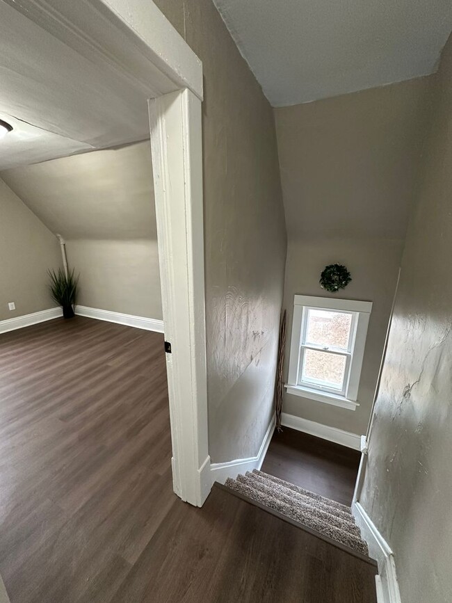 Building Photo - Newly remodeled 3 bed, 1 bath home for ren...