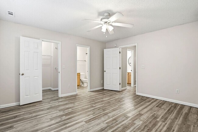 Building Photo - AVAILABLE NOW – Beautiful 3 Bed / 2.5 Bath Townhome in Prime North Raleigh Location