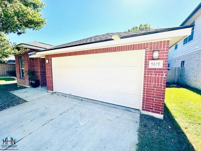 Building Photo - Spacious and Well Designed 3 Bedroom 2.5 B...