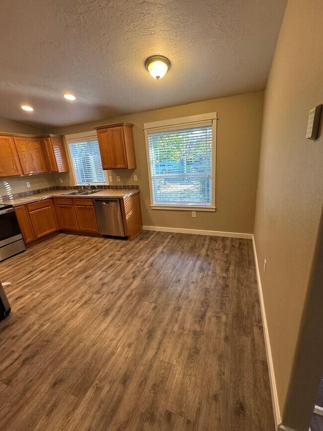 Building Photo - Gorgeous 4 bedroom, 2 bath, Albany