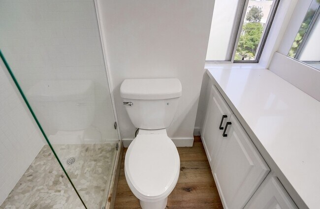 Building Photo - 435 N Oakhurst Dr