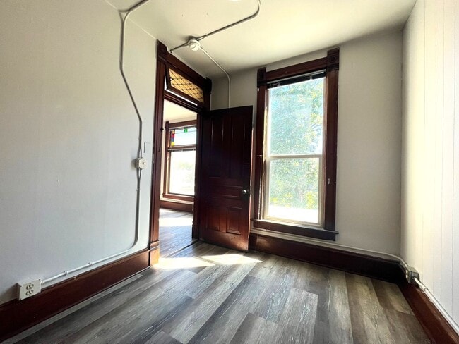 Building Photo - Light Filled Top Floor 1 Bedroom in Unbeatable Hip Strip Location!