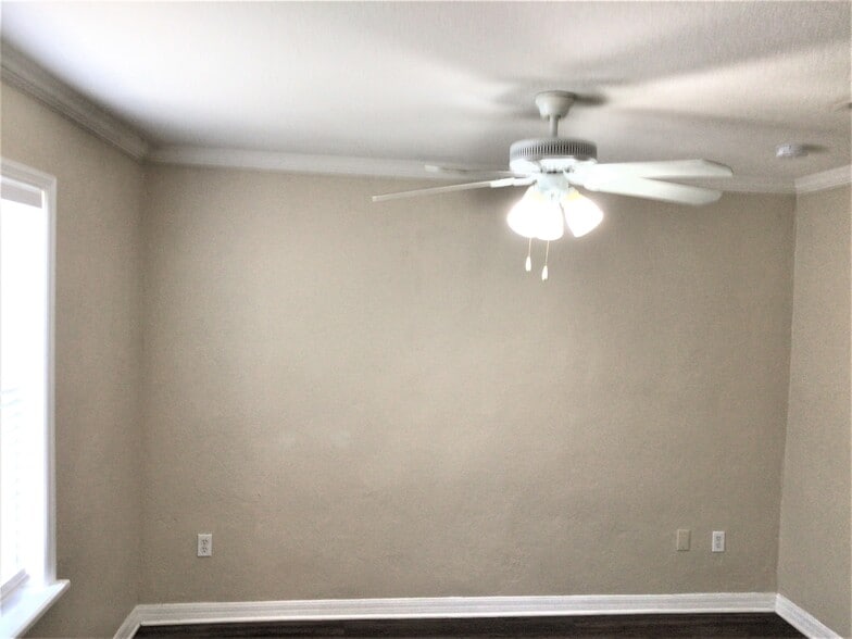 Building Photo - 245 Oak Run Ct