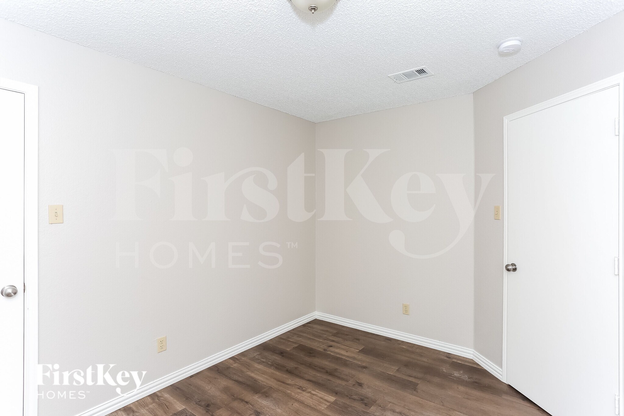 Building Photo - 210 Arabian Ln