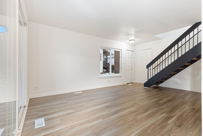 Building Photo - 1353 Kingsbury Dr