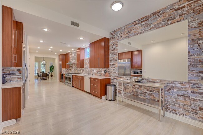 Building Photo - 820 Vegas Valley Dr
