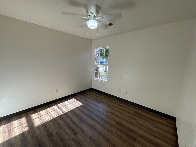 Building Photo - Charming Home