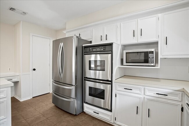 Building Photo - 2309 Lawndale Dr