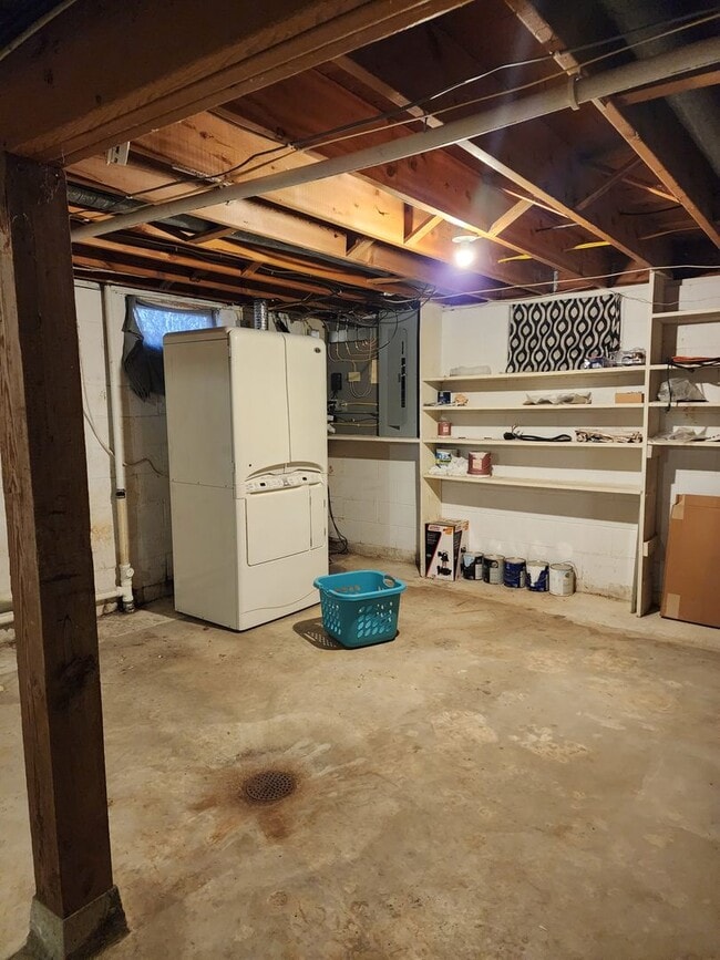 Building Photo - 3 bedroom 2 bath with garage