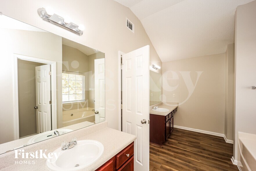 Building Photo - 528 Gristmill Ln