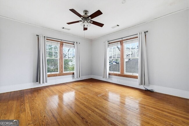 Building Photo - 114 E Maple St