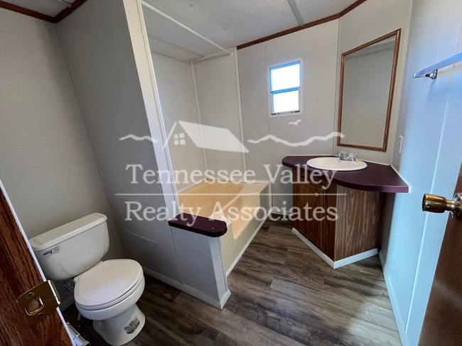 Building Photo - Well kept 3 bedroom/ 2 bathroom home just ...