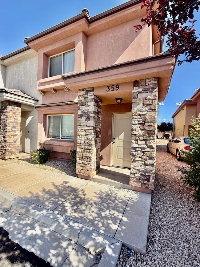 Building Photo - 3-BR Townhome Near Costco