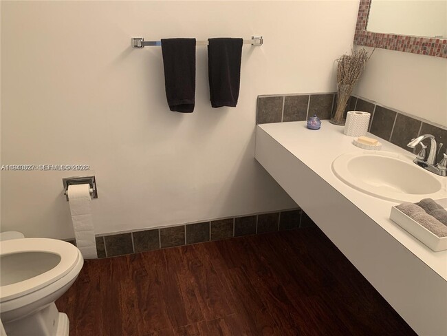 Building Photo - 900 Bay Dr