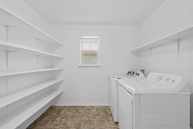 Building Photo - 6212 Roseborough Dr