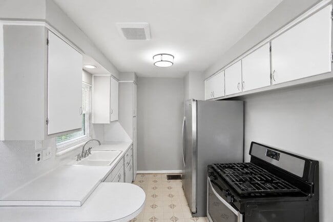 Building Photo - 3267 Walmar Dr