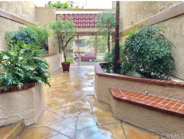 Building Photo - 441 E San Jose Ave