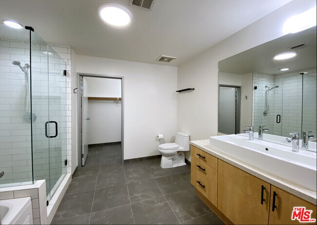 Building Photo - 1130 Flower St