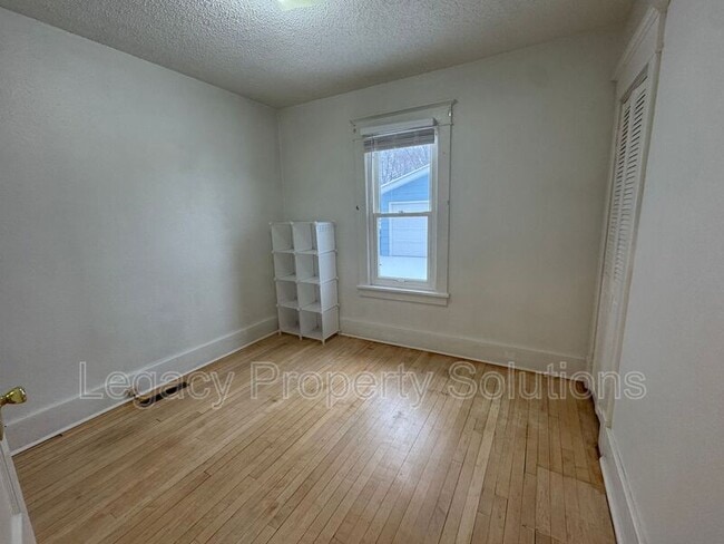 Building Photo - 609 N 13th St