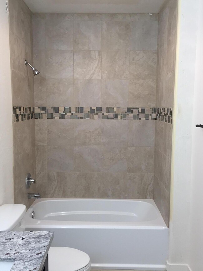 Building Photo - 1502 E Dunlap Ave