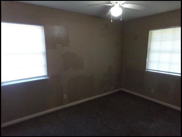 Building Photo - 8 Utica Ln