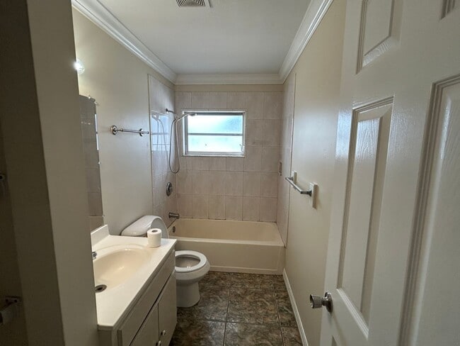 Building Photo - 1716 NE 12th St