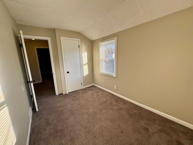 Building Photo - Beautiful 3 bedroom, 1 bath single family home with large fenced yard/ Garage /Central AC / Appli...