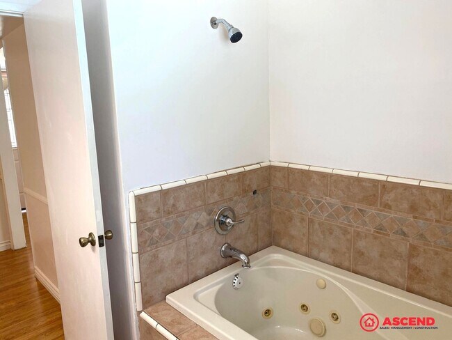 Building Photo - Immaculate Home Near China Grade Loop!