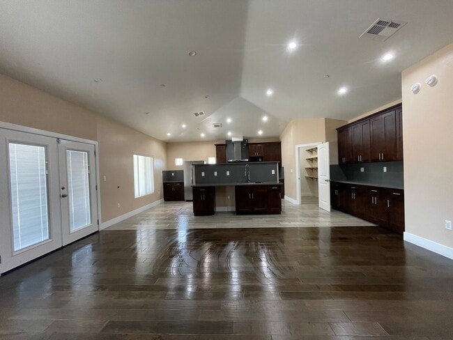 Building Photo - 17515 Live Oak St