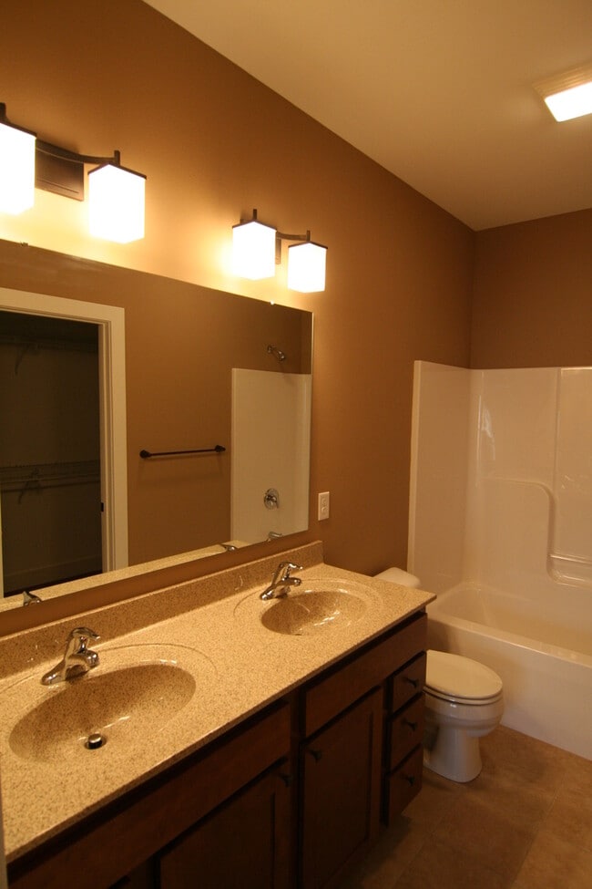 Building Photo - 4 Bedroom, 3 bath close to University and ...