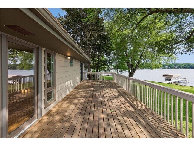 Building Photo - 1303 Crystal Lake Rd E