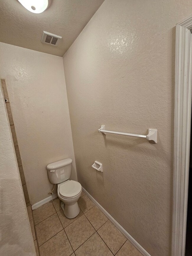 Building Photo - 2/2 ( Eagle Trace) Charming, updated townhome